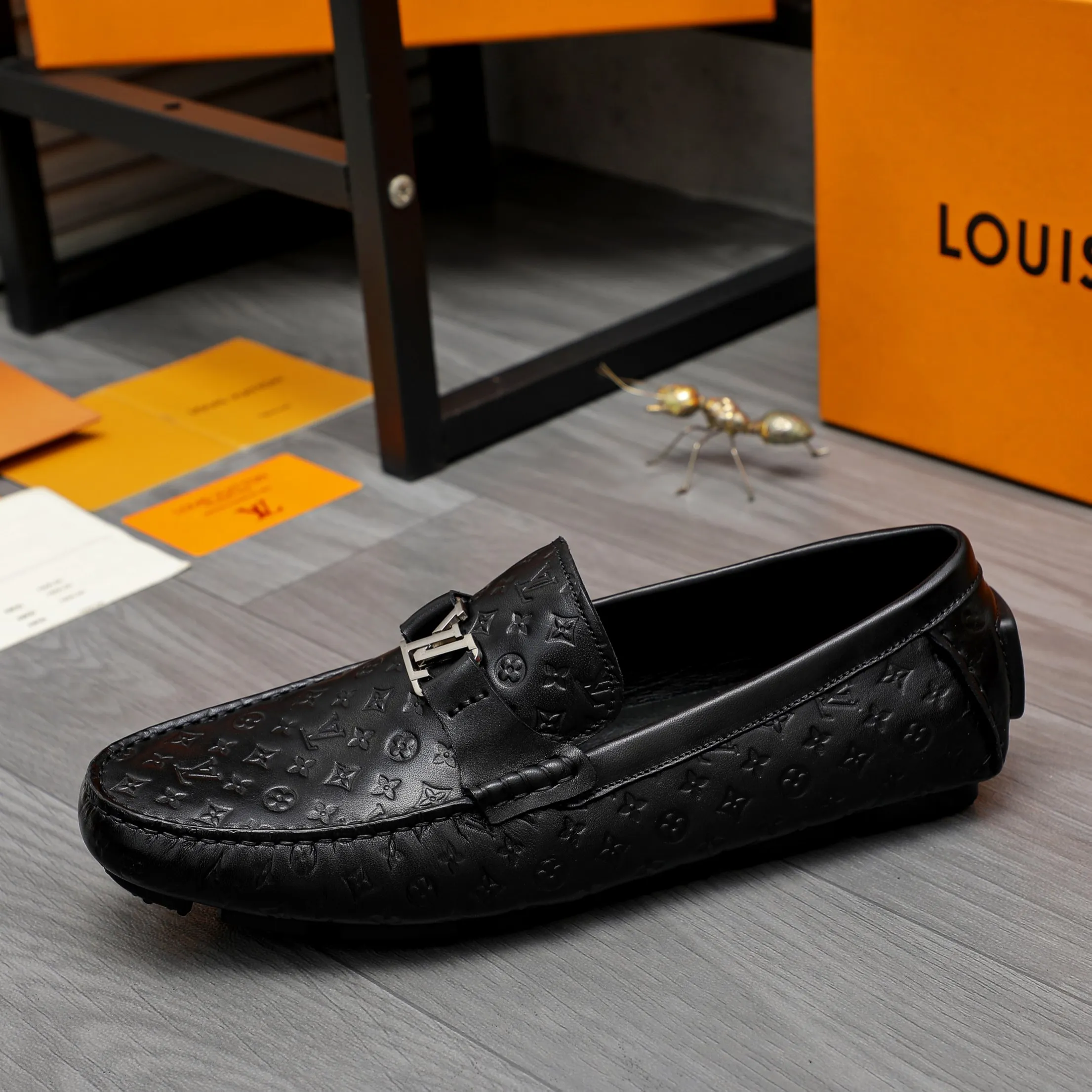 Men's shoes 💰400 Product trademark: LV "Louis Vuitton" casual slip-on shoes Regular size: 38-45 (45 is custom-made and non-returnable) Product materials: Selected cowhide embossed upper, pigskin lining, rubber outsole
